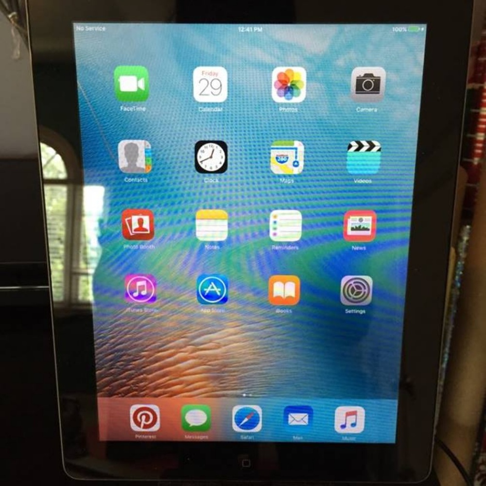 IPad 2 & Charge & Sync dock (No cracks) 32GB